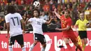 Pemain Mesir, Amir Warda (tengah) mencoba mengecoh pemain Belgia, Jan Vertonghen pada laga uji coba di King Baudouin stadium, Brussels, (6/6/2018) waktu setempat. Belgia menang 3-0.(AP/Geert Vanden Wijngaert)