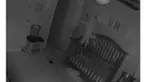 Para netizen menganggap bayi ini kerasukan karena bisa menyeimbangkan diri di pinggir ranjang sambil menangis histeris.