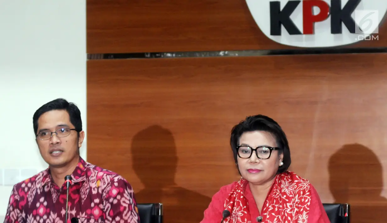 Wakil Pimpinan KPK, Basaria Panjaitan dan Jubir KPK, Febri Diansyah memberi keterangan pers terkait OTT anggaran pendidikan Cianjur di gedung KPK, Jakarta, Rabu (12/12). KPK menetapkan 4 tersangka dengan barang bukti Rp1,5M. (merdeka.com/Dwi Narwoko)