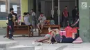 Aktivitas para pencari suaka yang masih bertahan di gedung bekas Markas Kodim, Kalideres, Jakarta, Selasa (3/9/2019). Pemprov DKI Jakarta memberikan batas waktu hingga 31 Agustus 2019,  namun masih banyak pencari suaka memilih bertahan di gedung itu. (Liputan6.com/Helmi Fithriansyah)
