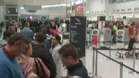 Tumpukan antrian penumpang di Bandara Adelaide pasca-terungkapnya plot rencana teror bom pesawat di Australia pada Minggu 30 Juli 2017 (Twitter)