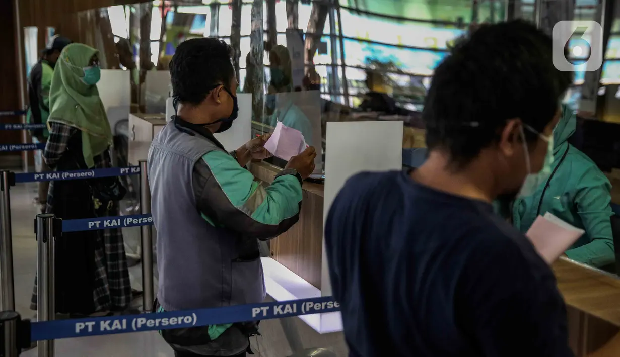 Calon penumpang melakukan pembatalan tiket kereta di Stasiun Pasar Senen, Jakarta, Kamis (24/4/2020). Terkait dengan larangan mudik 2020, PT Kereta Api Indonesia akan melayani pembatalan tiket kereta dengan pengembalian dana 100 persen bagi penumpang. (Liputan6.com/Faizal Fanani)