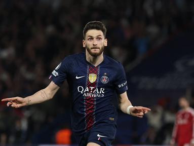 Khvicha Kvaratskhelia terpilih menjadi Man of the Match usai membawa PSG berhasil menang 2-0 atas Liverpool  pada leg pertama perempat final Liga Champions 2025-2026 yang bertanding di Parc des Princes, Kamis (9/4/2026) dini hari WIB. (AFP/Anne-Christine)