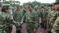 Foto selebaran yang diambil dan dirilis pada 25 Oktober 2024 oleh Media Partner resmi Partai Gerindra ini menunjukkan Presiden Indonesia Prabowo Subianto bersalaman dengan salah satu menteri pada Kabinet Merah Putih di Akademi Militer Magelang, Jawa Tengah. (Foto oleh Handout/Media Partner Partai Gerindra/AFP)