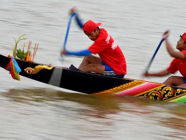 Peserta memacu kecepatan perahu naganya selama Festival Air tahunan di sungai Tonle Sap, Phnom Penh, Senin (11/11/2019). Cambodian Water Festival atau Bon Om Touk yang digelar pada 10-12 November ini merupakan salah satu festival terbesar dan paling populer di Kamboja. (TANG CHHIN Sothy/AFP)