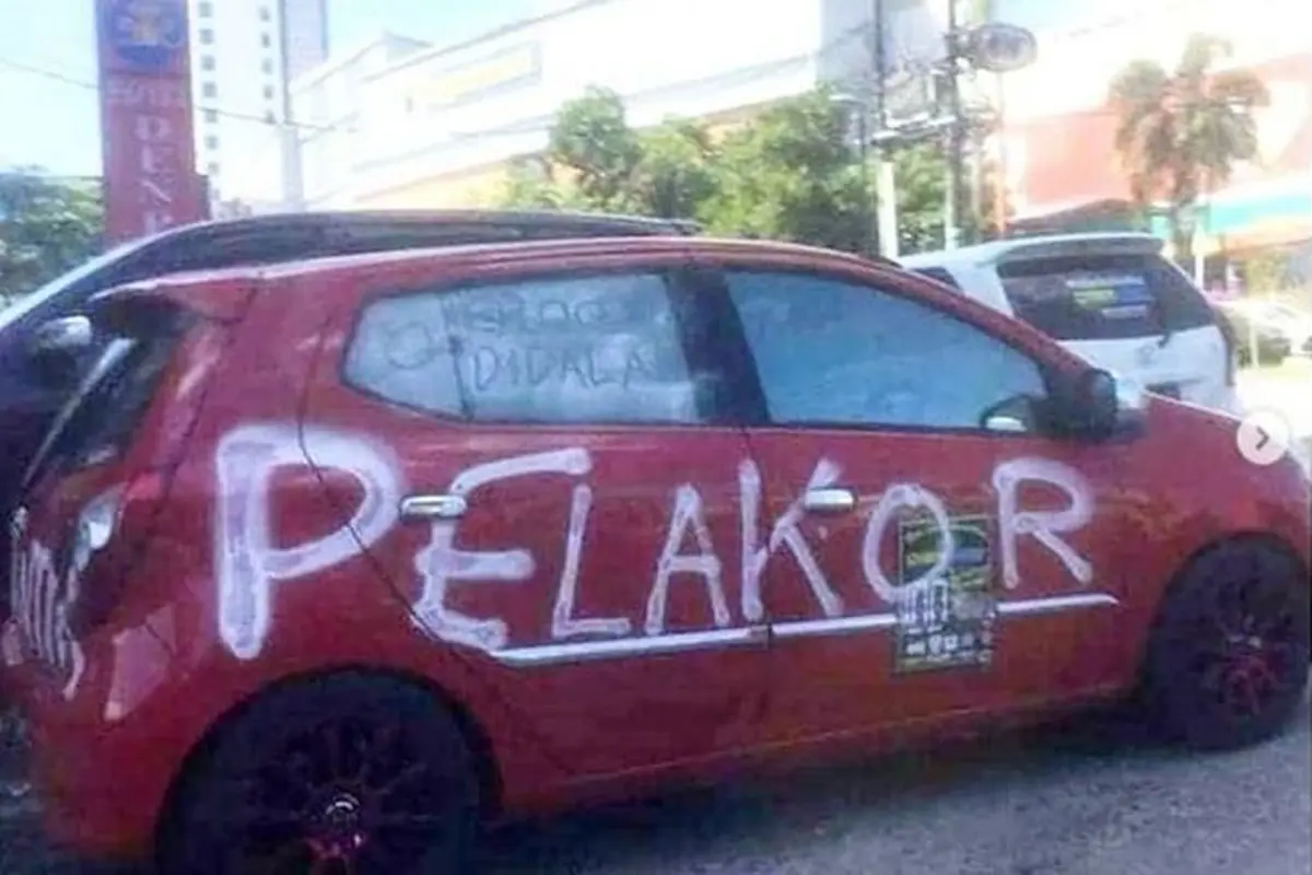 6 Potret Mobil yang Dicoret-coret Ini Bikin Ngelus Dada