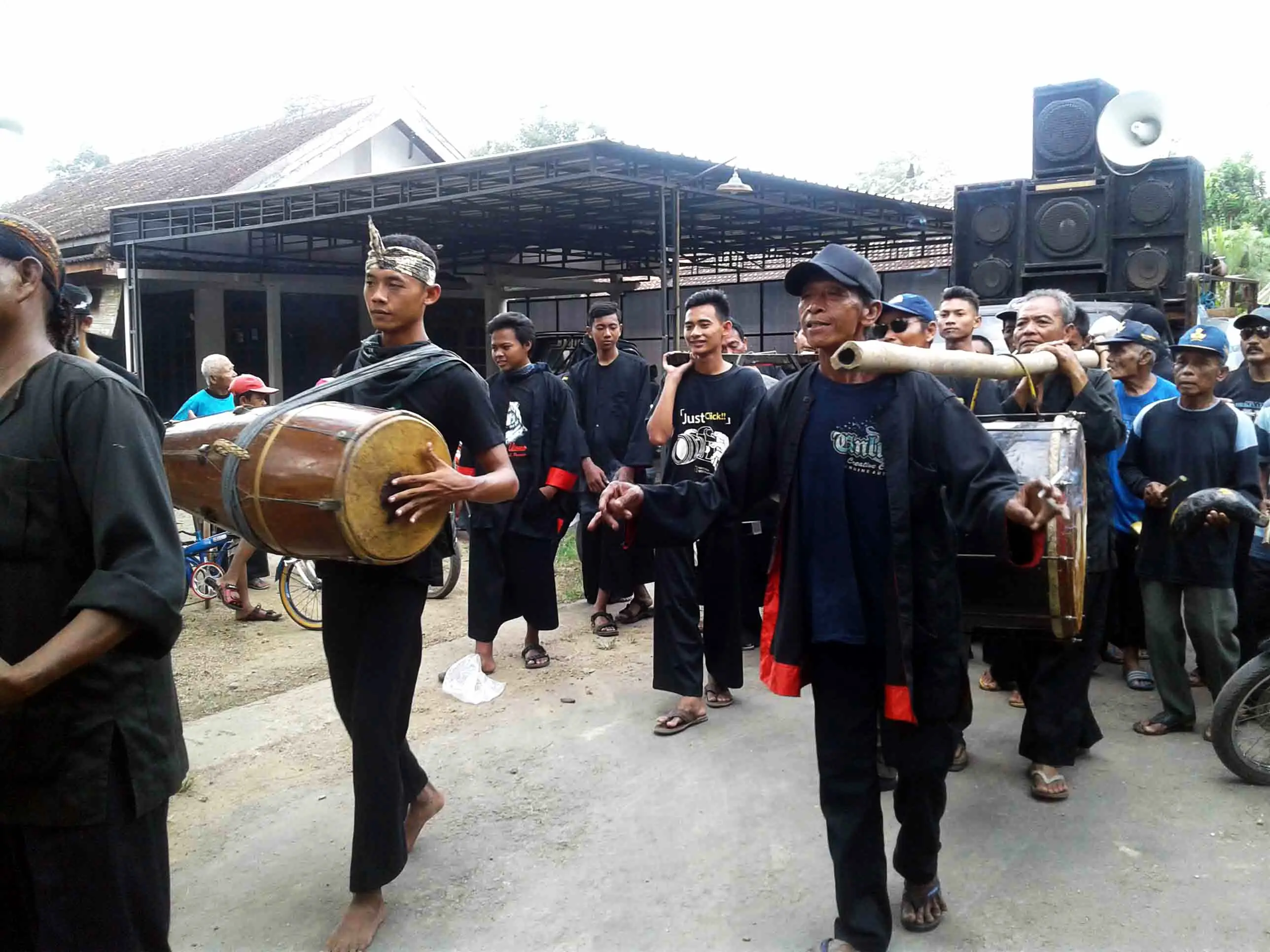 Seperangkat alat musik pendukung dongkrek, kesenian khas Madiun, Jawa Timur. (Liputan6.com/Dian Kurniawan)