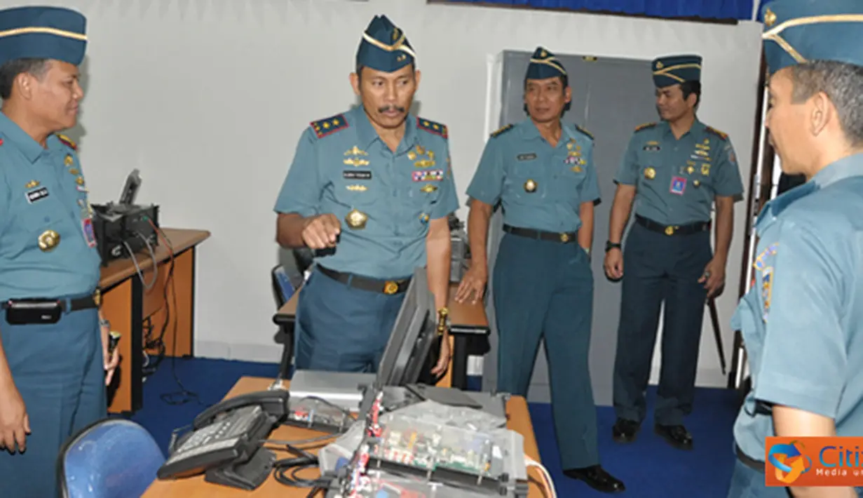 Citizen6, Surabaya: Usai tatap muka dengan Antap STTAL, Dankobangdikal berkesempatan melihat beberapa sarana yang dimiliki STTAL, antara lain laboratorium computer, bahasa, dan APK. (Pengirim: Penkobangdikal).