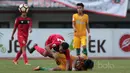 Duel pemain Persija Jakarta U-19 melawan Sriwijaya FC U-19 pada laga perdana Liga 1 U-19 di Stadion Patriot, Bekasi, Sabtu (8/7/2017). Persija U19 bermain imbang 1-1. (Bola.com/Nicklas Hanoatubun)