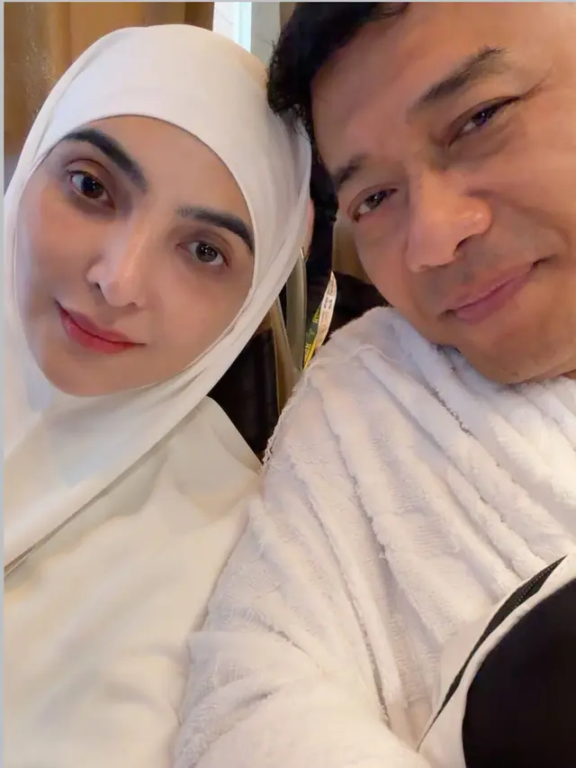 Ashanty saat Puncak Ibadah Haji tanpa makeup. [@ashanty_ash]