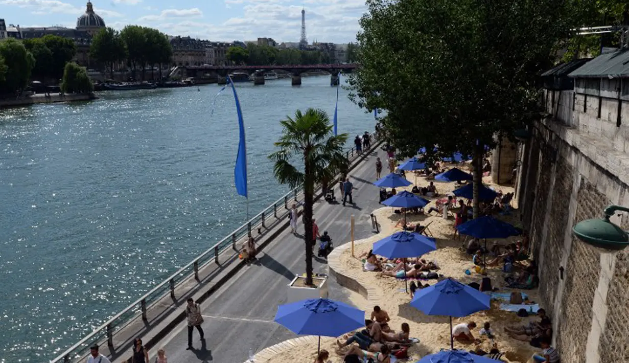 Suasana pantai buatan di Paris Plages , Perancis, Rabu (22/7/2015).  Tahun ini adalah edisi ke-14 dari Paris Plages, acara budaya dan wisata utama di Paris selama musim panas. (AFP Photo/Miguel Medina)