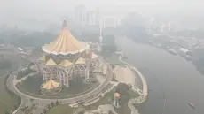 Foto udara memperlihatkan kabut asap menyelimuti kawasan di sekitar gedung Dewan Undangan Negeri Sarawak di Kuching, Malaysia, Selasa, 1 September 2026. (AFP)