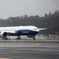 Sebuah pesawat Boeing 777X mendarat setelah penerbangan perdananya di Boeing Field di Seattle,, Sabtu (25/1/2020). Diprediksi bakal mengudara secara resmi pada tahun 2021 mendatang, Boeing 777X bakal bersaing dengan rival tradisionalnya Airbus yang menghadirkan A350-1000. (Jason Redmond / AFP)