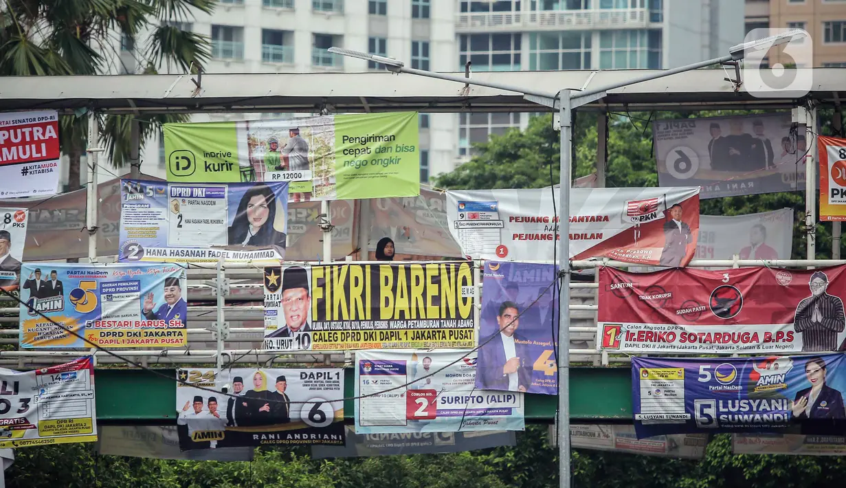 Pemasangan alat peraga kampanye secara masif di JPO turut merusak pemandangan dan estetika kota. (Liputan6.com/Angga Yuniar)