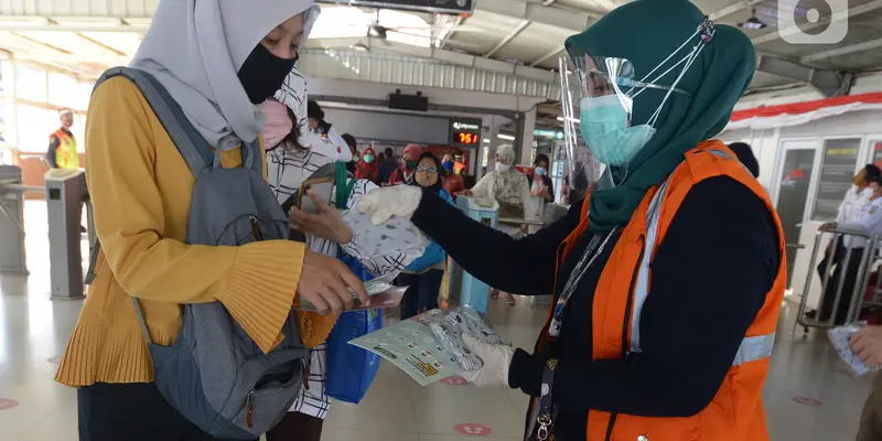 Pembagian Masker di Stasiun Tebet