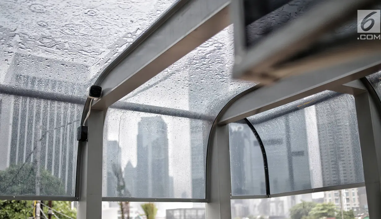 Penampakan atap jembatan penyeberangan orang (JPO) Bundaran Senayan, Jakarta, Senin (21/1). Bahan polycarbonate dipilih untuk bagian atap JPO Bundaran Senayan. (Liputan6.com/Faizal Fanani)