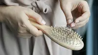 How to Clean Hair Brush Correctly: Plastic Brush and Wooden Bruh