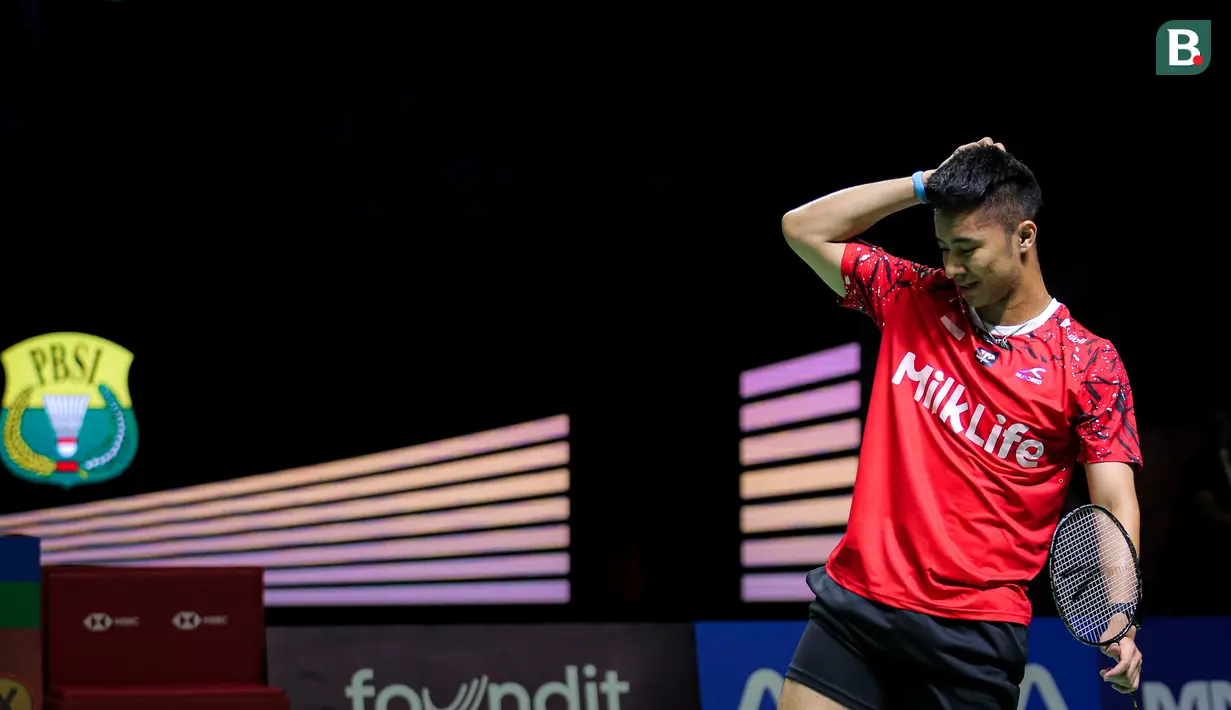 Ekspresi kecewa pebulu tangkis ganda campuran Indonesia, Dejan Ferdinansyah saat gagal mengembalikan kok ke arah pasangan Thailand, Dechapol Puavaranukroh/Sapsiree Taerattanachai pada babak perempat final Indonesia Open 2024 di Istora, Senayan, Jakarta, Jumat (07/06/2024). (Bola.com/Bagaskara Lazuardi)