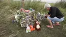 Pesawat MH17 Malaysia Airlines yang diduga jatuh karena serangan roket ini menewaskan 295 orang termasuk anak-anak, Ukraina, Sabtu (19/07/2014) (REUTERS/Maxim Zmeyev)