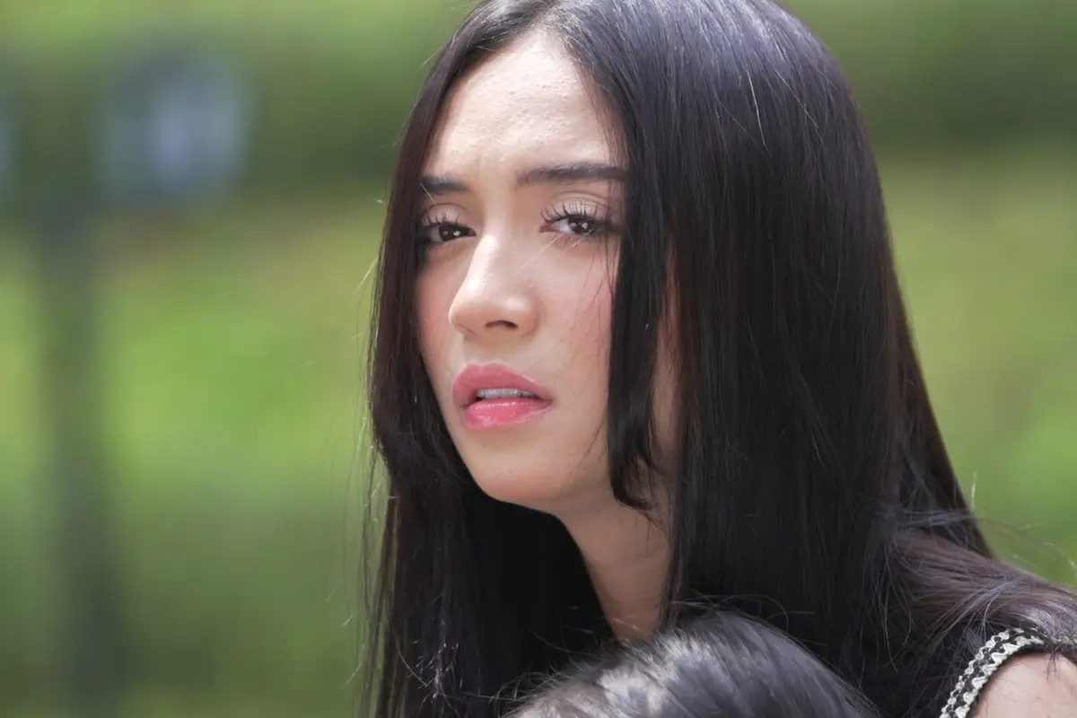 Di Antara Dua Cinta