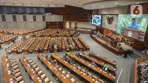 Suasana Rapat Paripurna DPR Ke-24 Masa Persidangan V Tahun Sidang 2022-2023 di Gedung DPR RI, Jakarta, Selasa (23/5/2023). Agenda rapat paripurna berkaitan penyampaian pandangan fraksi atas kerangka ekonomi makro dan pokok-pokok kebijakan fiskal (KEM dan PPKF) RAPBN Tahun Anggaran 2024. (Liputan6.com/Faizal Fanani)
