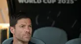 Pelatih baru Real Madrid, Xabi Alonso duduk di pinggir lapangan saat laga Grup H Piala Dunia Antarklub 2025 melawan Al Hilal di Hard Rock stadium, Miami, Amerika Serikat, Kamis (19/06/2025) WIB. (AFP/Patricia De Melo Moreira)