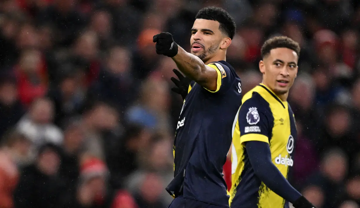 Dominic Solanke, striker berusia 26 tahun yang kini tengah menjalani musim keenam bersama AFC Bournemouth ini sementara menjadi pesepak bola Inggris tertajam di Premier League 2023/2024 dengan mencetak 12 gol dan 1 assist dari 19 laga. Bersama Timnas Inggris, ia baru mengoleksi 1 caps yang menjadi debutnya bersama timnas senior saat bermain imbang 0-0 dengan Timnas Brasil dalam laga persahabatan yang digelar pada 14 November 2017. (AFP/Oli Scarff)