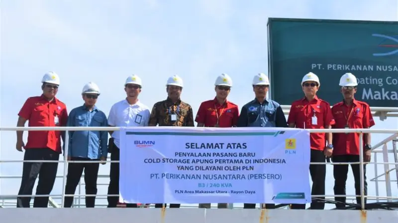 PLN memasok listrik ke kapal sandar yang difungsikan sebagai Floating Cold Storage milik PT. Perikanan Nusantara (persero). (Dok PLN)