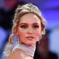 Aktris Lily-Rose Depp berpose setibanya di pemutaran perdana film 'The King' di Festival Film Venice edisi ke-76, Venice, Italia (2/9/2019). Putri aktor Johnny Depp ini tampil memesona berbalut gaun berwarna pink di karpet merah Venice Film Festival 2019. (AFP Photo/Alberto Pizzoli)