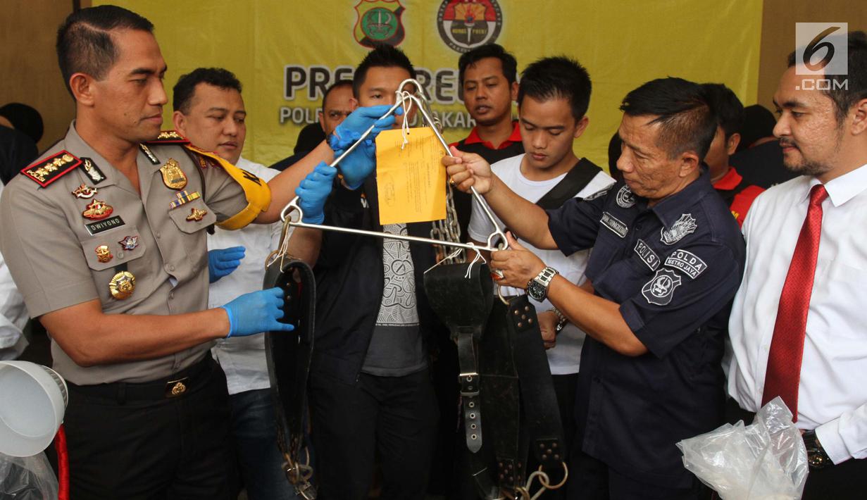Polisi menunjukkan barang bukti hasil penggerebekan PT. Atlantis Jaya di Kelapa Gading, Mapolres Jakarta Utara, Senin (22/5). PT. Atlantis Jaya tersangkut kasus "prostitusi kaum gay" dengan nama acara "the wild one". (Liputan6.com/Gempur M Surya)