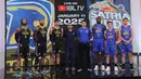 Sejumlah pemain Prawira Harum Bandung dan Satria Muda berfoto bersama dalam acara Media Day IBL 2025 di KYZN Kuningan, Jakarta Selatan, Kamis siang (12/12/2024). (Bola.com/M Iqbal Ichsan)