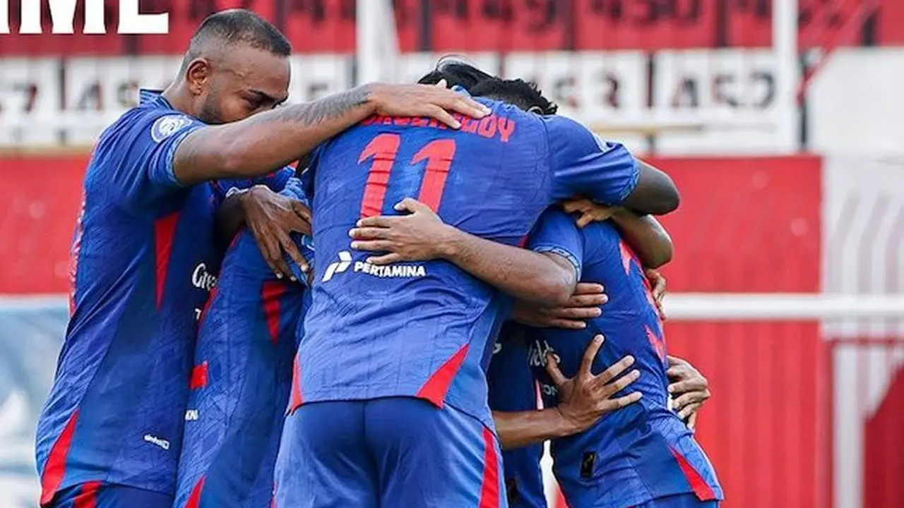 Skuad Arema FC merayakan gol Salim Tuharea ke gawang Bali United, Senin (3/2/2025) (c) Dok. Arema FC