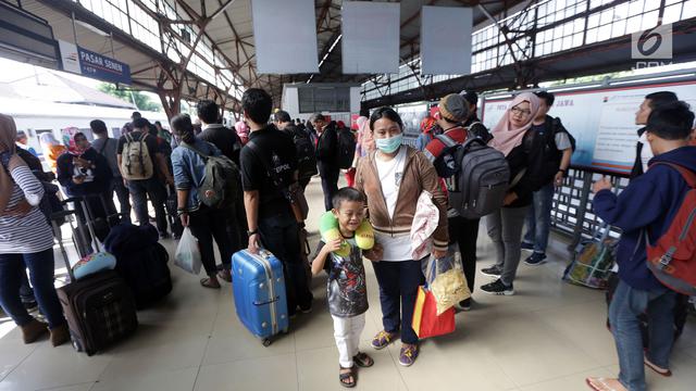 PHOTO: Suasana Stasiun Pasar Senen Jelang Libur Natal dan Tahun Baru