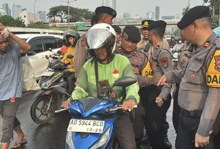 Polisi Terluka Saat Cegah Pembakaran Ban di Demo Depan DPR (Ady Anugrahadi/Liputan6.com)