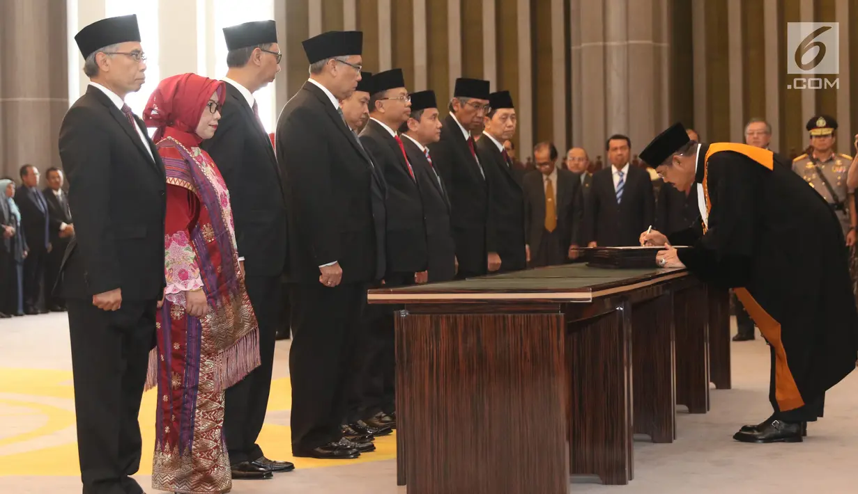 Ketua Mahkamah Agung (MA) Hatta Ali menandatangani dokumen saat pelantikan anggota Komisioner Otoritas Jasa Keuangan yang baru di Jakarta, Kamis (20/7). (Liputan6.com/Angga Yuniar)