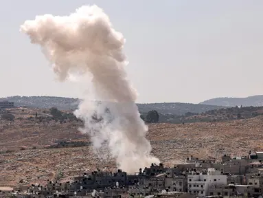 Kepulan asap mengepul selama serangan tentara Israel di kamp Nur Shams untuk pengungsi Palestina di sebelah timur Tulkarm, Tepi Barat yang diduduki pada 9 Juli 2024. (Jaafar ASHTIYEH/AFP)