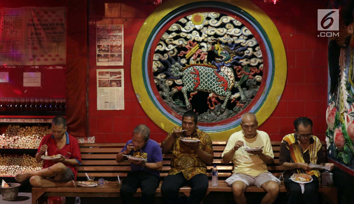 Warga menyantap makanan berbuka puasa di Vihara Dharma Bakti di kawasan Petak Sembilan, Jakarta, Jumat (10/5/2019). Kegiatan ini rutin dilakukan komunitas muslim Tionghoa-Indonesia selama bulan Ramadan. (Liputan6.com/Helmi Fithriansyah)