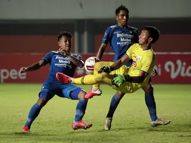 Pemain Persib Bandung, Frets Butuan (tengah) dan Febri Hariyadi berebut bola dengan kiper PS Sleman, Ega Rizky Pramana dalam laga leg pertama semifinal Piala Menpora 2021 di Stadion Maguwoharjo, Sleman, Jumat (16/4/2021). Persib menang 2-1 atas PS Sleman.