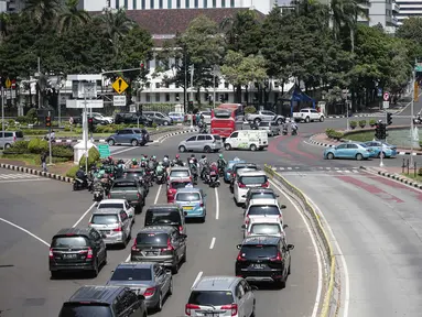Sejumlah kendaraan melintas di Jalan Merdeka Barat, Jakarta, Rabu (19/6/2019). Hari ini jalan tersebut dibuka untuk umum di tengah berlangsungnya sidang ketiga sengketa Pilpres 2019. (Liputan6.com/Faizal Fanani)