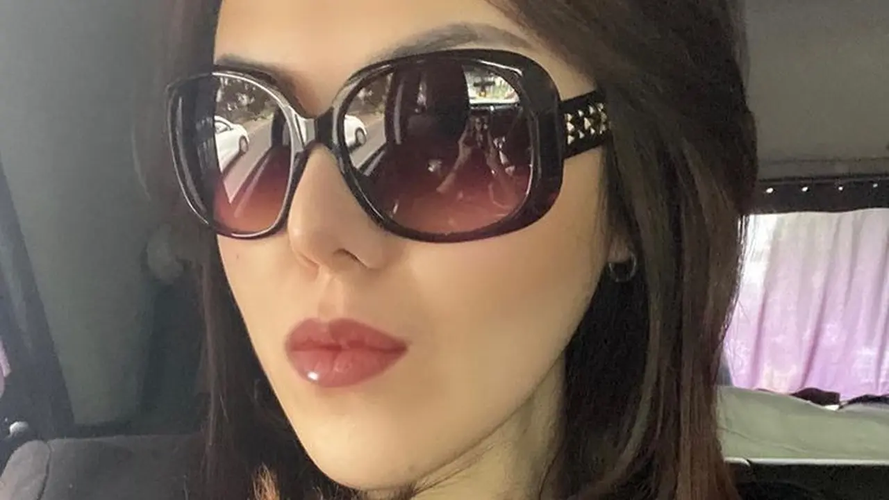 8 Potret Penampilan Baru Tina Toon dengan Wajah Tirus, Bikin Pangling