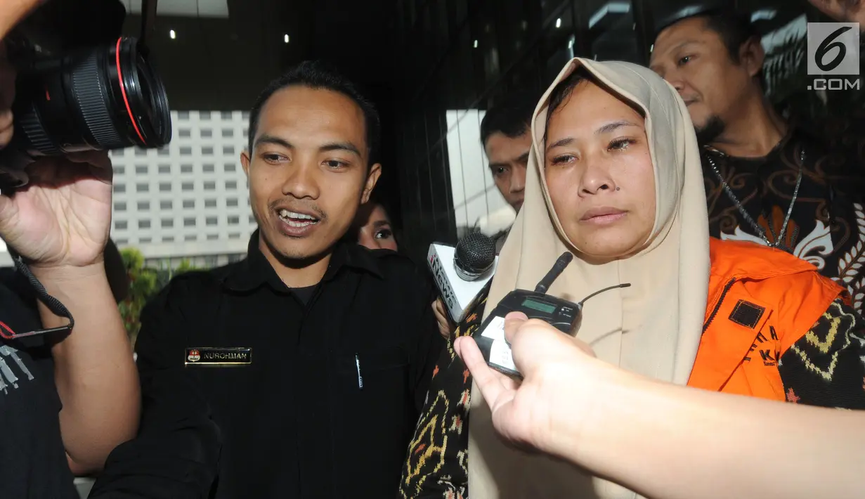 Mirawati Basri, orang kepercayaan I Nyoman Dhamantra memakai rompi tahanan usai menjalani pemeriksaan di Gedung KPK, Jakarta, Jumat (9/8/2019). Mirawati Basri resmi ditahan terkait suap izin impor bawang putih dari Kementerian Pertanian dan SPI dari Kemendag. (merdeka.com/Dwi Narwoko)