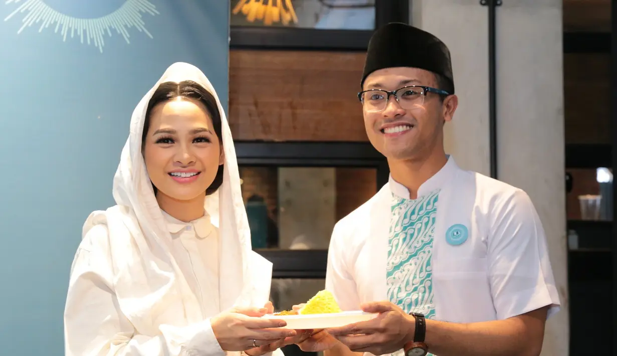 "Beda sih ya, itu lebih ke deg-degan aja. Lebih ngeri kalau baca Al Quran kalau ditonton orang banyak," ujar Andien saat peluncuran aplikasi Quran Indonesia Project, Kamis (18/5/2017). (Adrian Putra/Bintang.com)