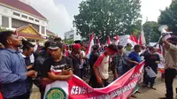 Gelombang aksi unjuk rasa juga terdeteksi di Batam, Selasa kemarin, 24 September 2019. Bedanya, gabungan ormas dan mahasiswa ini justru mendukung revisi RUU KPK. (Liputan6.com/ Ajang Nurdin)