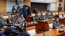 Kepala Staf Angkatan Laut (KSAL) Laksamana Yudo Margono bertepuk tangan setelah disetujui menjadi Panglima TNI dalam uji kelayakan dan kepatutan (fit and proper test) di ruang rapat Komisi I DPR, Kompleks Parlemen, Senayan, Jakarta, Jumat (2/12/2022). Komisi I DPR menyetujui Laksamana Yudo Margono menjadi Panglima TNI menggantikan Jenderal Andika Perkasa. (Liputan6.com/Angga Yuniar)