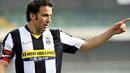 Juventus forward Alessandro Del Piero makes a sign to a teammate during his team's Italian Serie A football match against Chievo on November 9, 2008 at Bentegodi stadium in Verona. AFP PHOTO / DAMIEN MEYER 