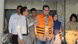 Bupati Empat Lawang, Budi Antoni Aljufri dan istrinya, Suzanna diperiksa sebagai tersangka kasus dugaan pemberian suap kepada mantan Ketua MK Akil Mochtar terkait sengketa pilkada, Jakarta, Rabu (22/7/2015). (Liputan6.com/Helmi Afandi)