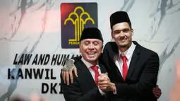 Pemain Naturalisasi Timnas Indonesia, Shayne Pattynama&nbsp;memeluk&nbsp;Ketua Umum PSSI, Mochamad Iriawan setelah Pengambilan Sumpah Janji Setia Pewarganegaraan Republik Indonesia yang berlangsung di Kantor Wilayah Kementetian Hukum dan HAM DKI Jakarta, Selasa (24/01/2023). (Bola.com/Bagaskara Lazuardi)