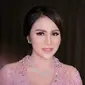 Selain pandai memilih busana kebaya yang cantik, Momo juga terlihat memperhatikan riasan wajahnya. Wanita 33 tahun ini memilih makeup flawless yang dipadukan dengan kebaya berwarna merah muda. Tak sedikit netizen yang menyebut Momo makin cantik. (Liputan6.com/IG/@therealmomogeisha)