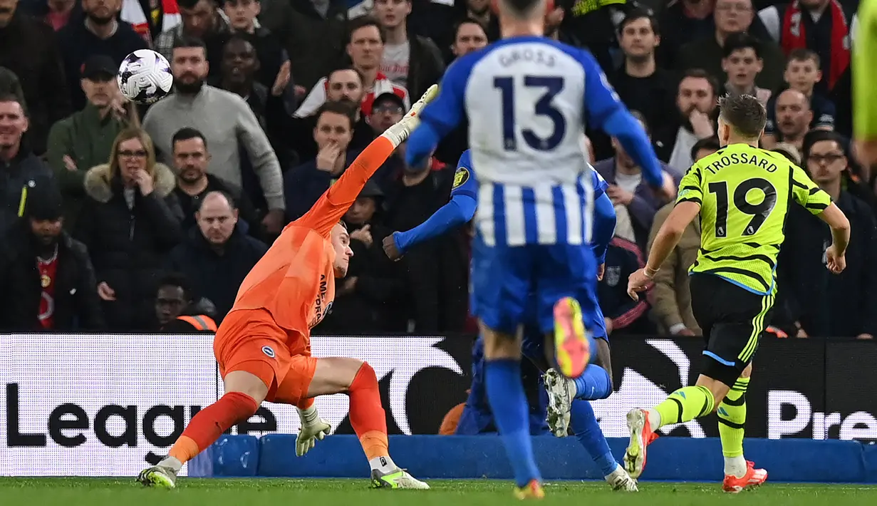 Namun, ia berhasil membungkam publik American Express Community Stadium melalui 'solo run' setelah memanfaatkan serangan balik dari tengah lapangan dan diakhiri dengan 'finishing' tenang saat berhadapan satu lawan satu dengan kiper Bart Verbruggen. (AFP/Glyn Kirk)