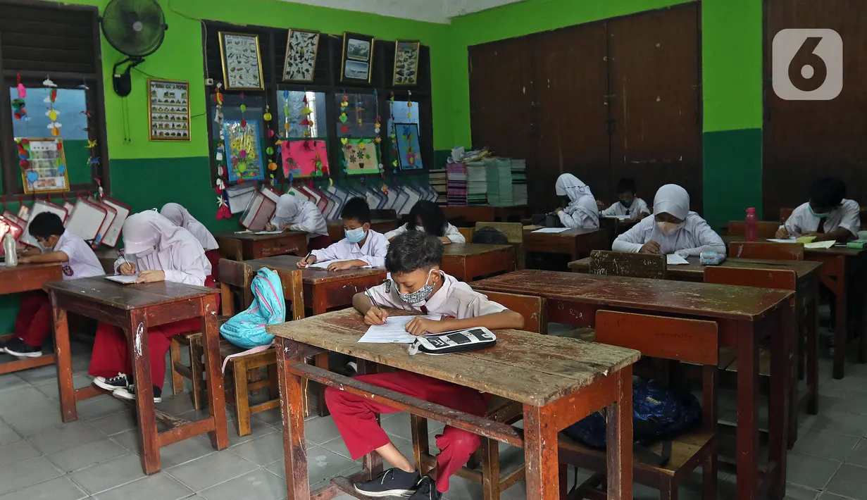Sejumlah murid SDN Kota Baru mengikuti ujian penilaian akhir sekolah di SDN Kota Baru 3 Bekasi, Jawa Barat, Senin (8/6/2021). Ujian dilaksanakan dengan pembatasan 50 persen jumlah murid tiap ruangan. (Liputan6.com/Herman Zakharia)